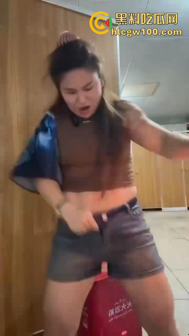 前有老八直播吃屎现有火烧逼毛 火烧屁屁,狠人搞笑直播瞬间 为了流量真的毫无底线!!-15