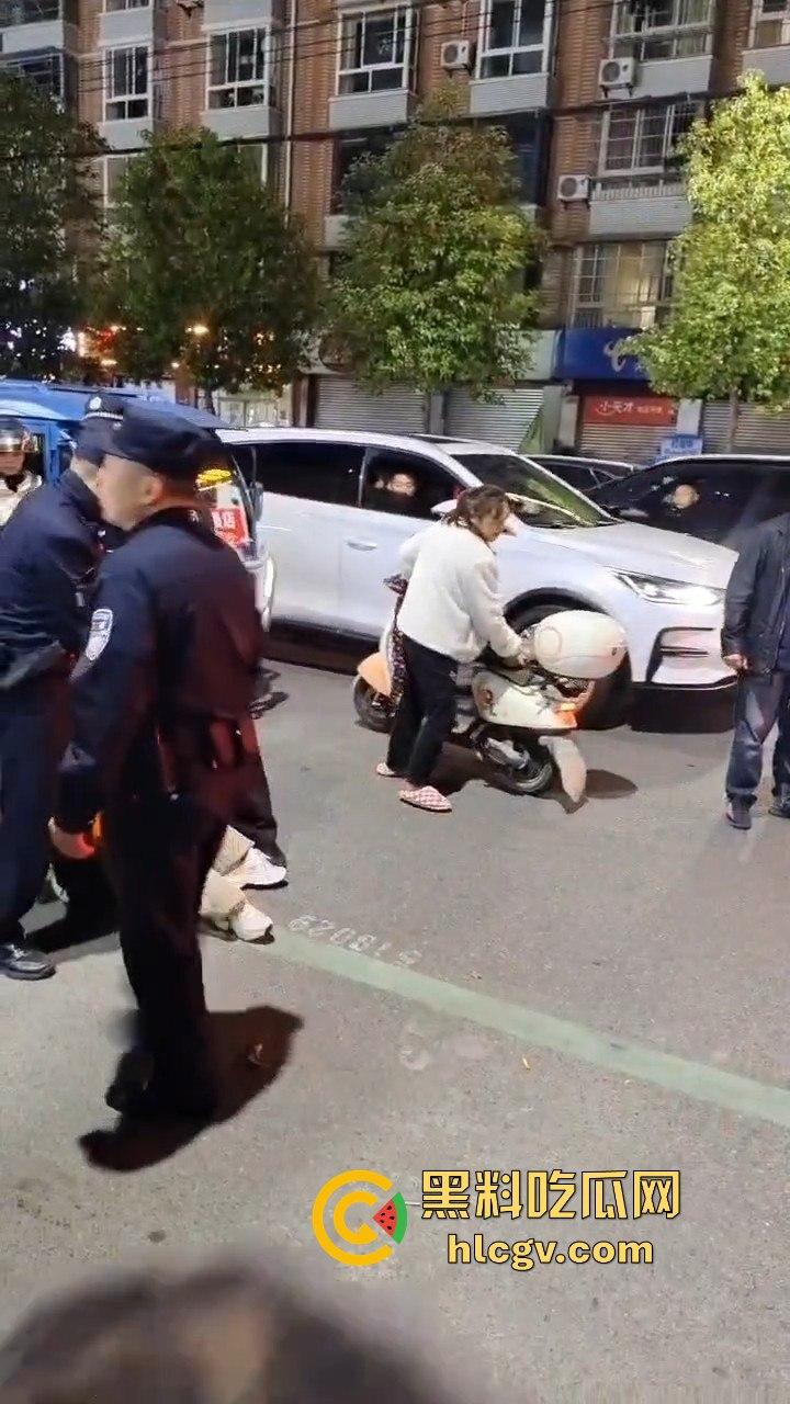 绵阳虎大姐吵架吵到直接抢警察枪！姐这是看电影看上头了？真把自己当女主角了吧！-2