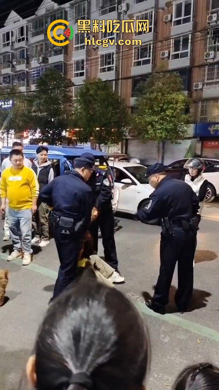 绵阳虎大姐吵架吵到直接抢警察枪！姐这是看电影看上头了？真把自己当女主角了吧！-4