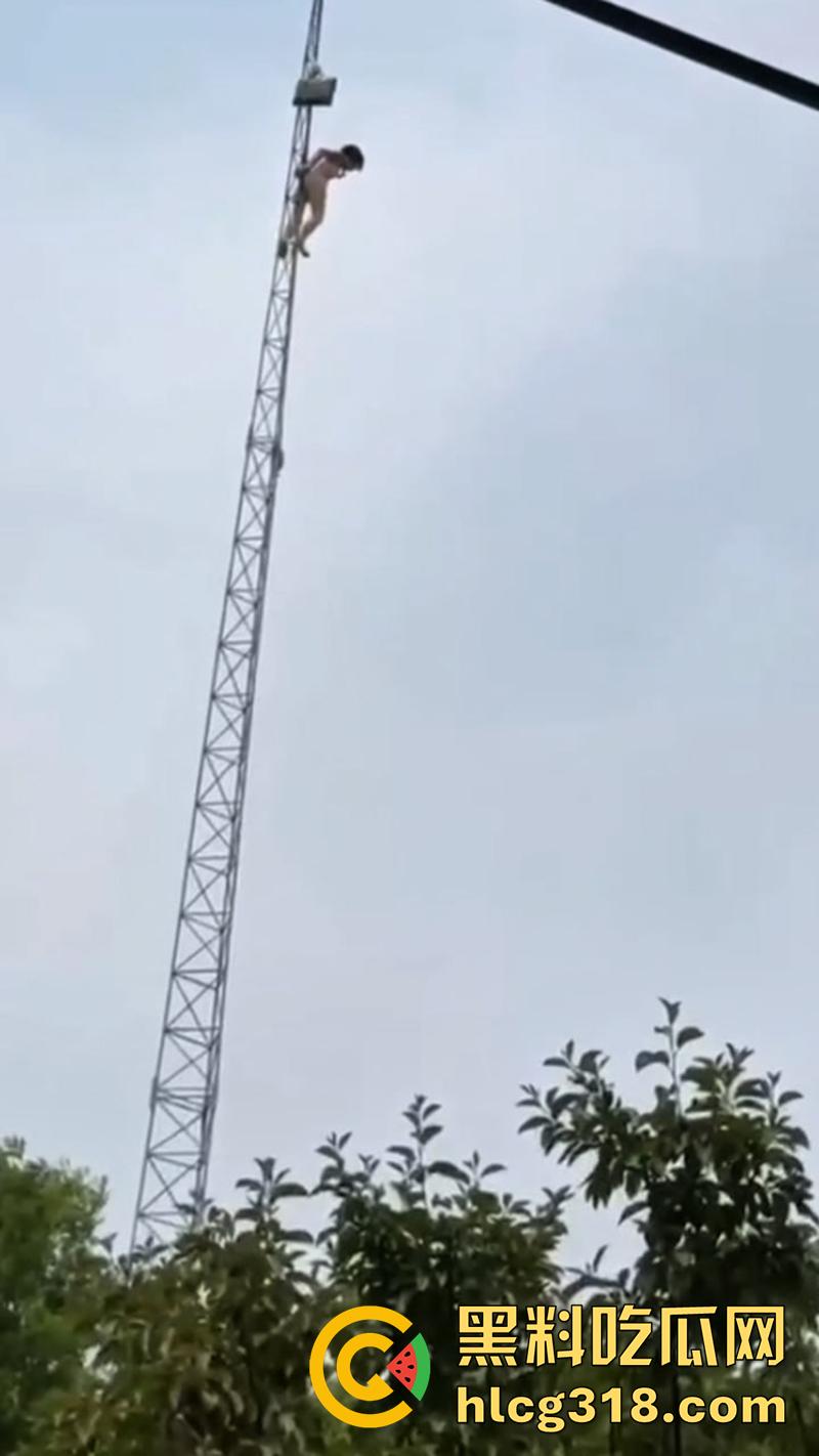 变态主人带母狗露出，突发奇想爬信号塔，高空捆绑拍照炫耀，结果主人意外坠落摔死，女子已获救！-6