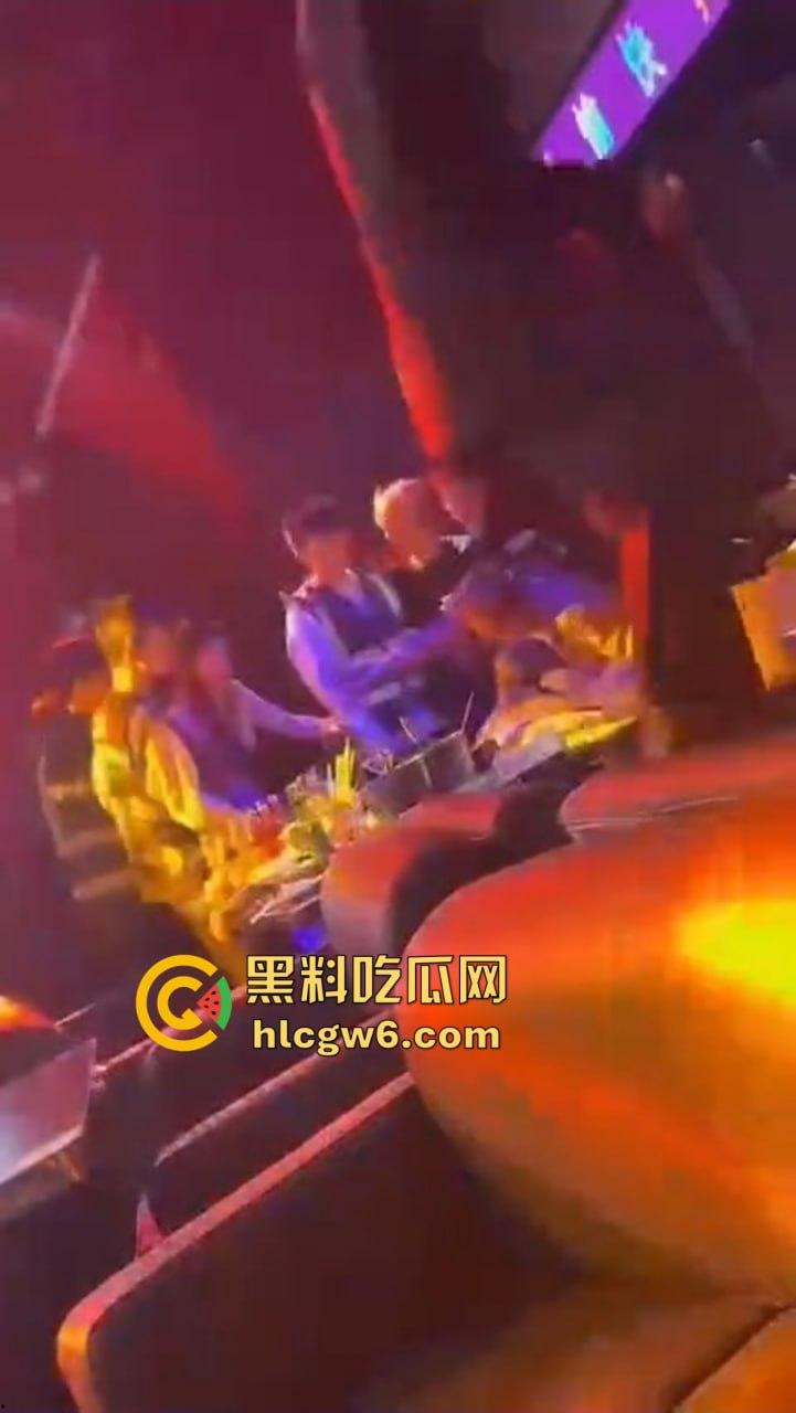 滑县音乐餐厅上演大型咽棒现场，大哥悠闲躺平 骚女当众舔肉棒舔到情深深，保安看不下去强制清场！-7