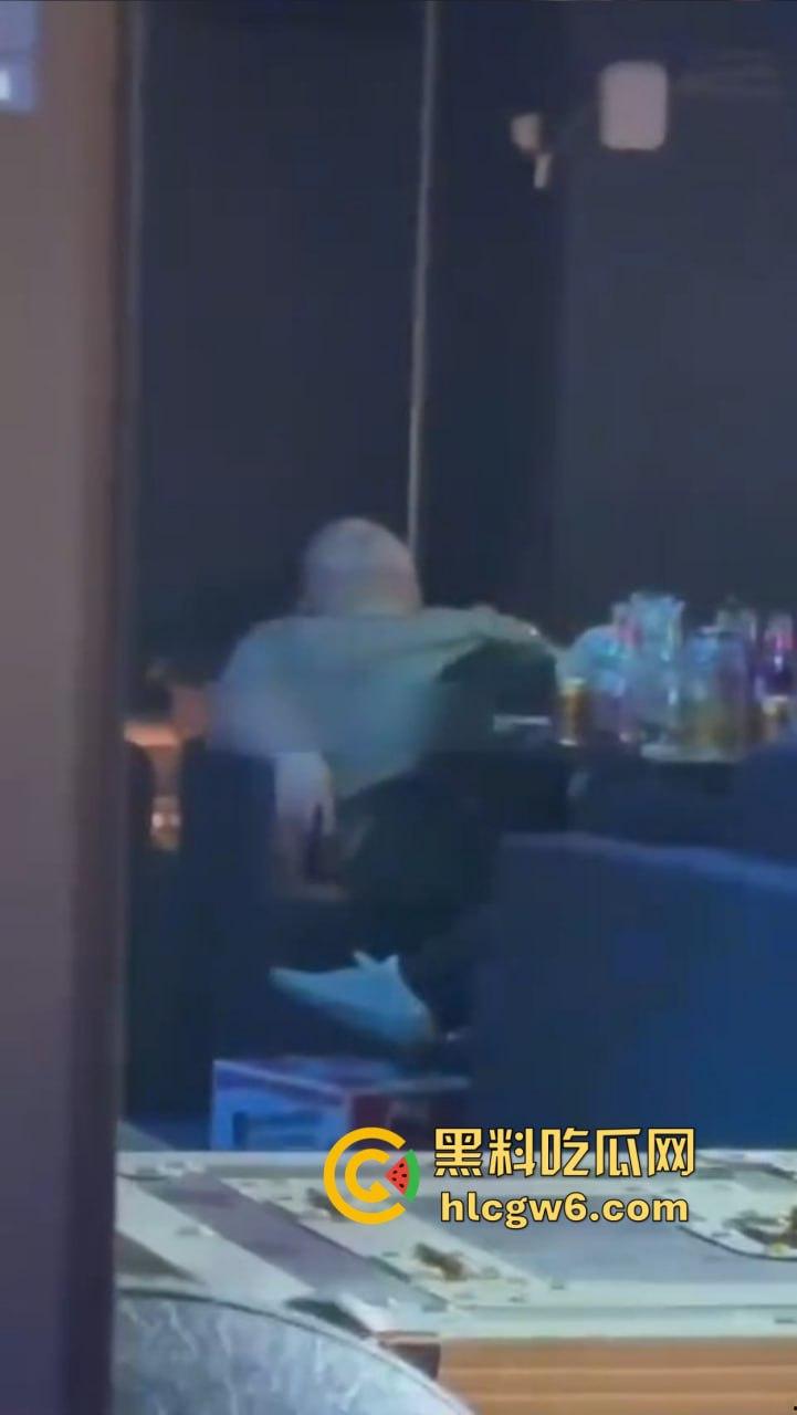 滑县音乐餐厅上演大型咽棒现场，大哥悠闲躺平 骚女当众舔肉棒舔到情深深，保安看不下去强制清场！-9