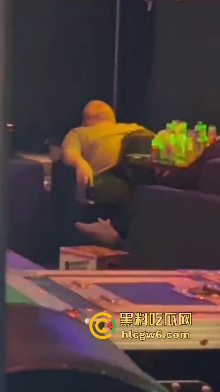 滑县音乐餐厅上演大型咽棒现场，大哥悠闲躺平 骚女当众舔肉棒舔到情深深，保安看不下去强制清场！-10