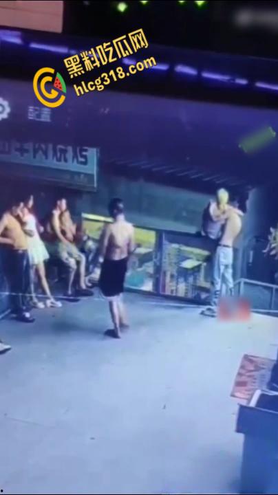 酒后男子抱起女孩体力不支，女孩还把脚勾在护栏外，最终男子失手女孩掉下去了！-3