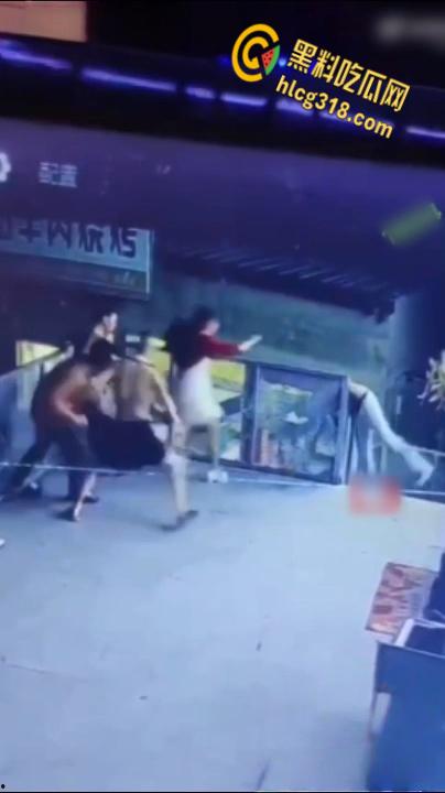 酒后男子抱起女孩体力不支，女孩还把脚勾在护栏外，最终男子失手女孩掉下去了！-6