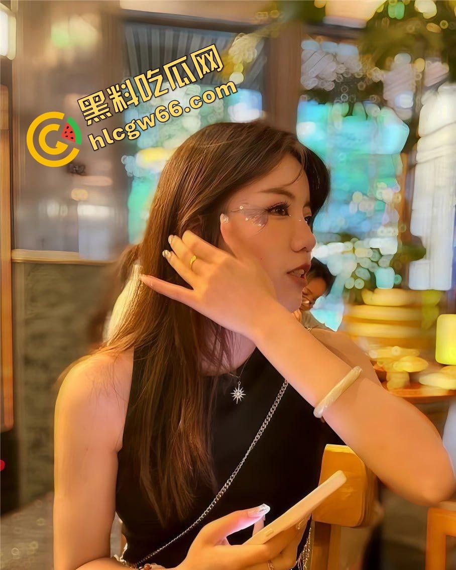 青岛霸王茶姬店员【敏敏】性爱自拍泄露!出租屋被操到浪叫喷水,小穴张开自拍全程曝光,真是敢玩的小母狗!-1