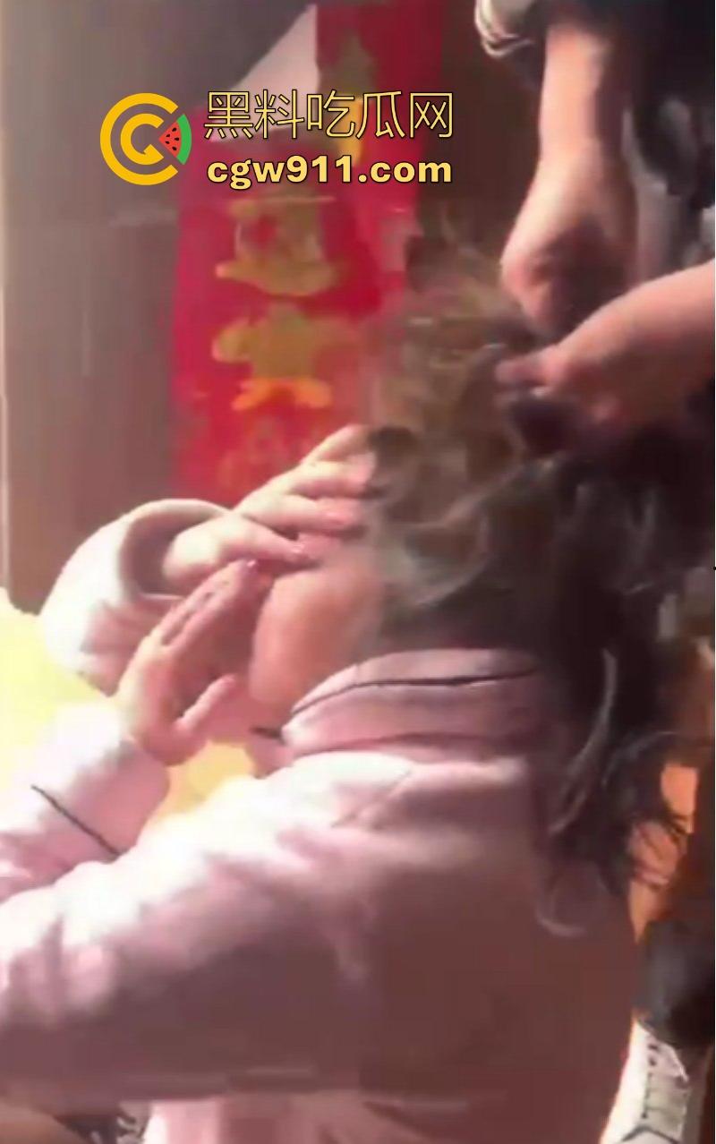 河南洛阳奸夫竟带小三回家偷情，真是猖狂到了极致，被原配携亲友团扒裤子围殴痛扁，嚣张的小三满脸不忿！-5