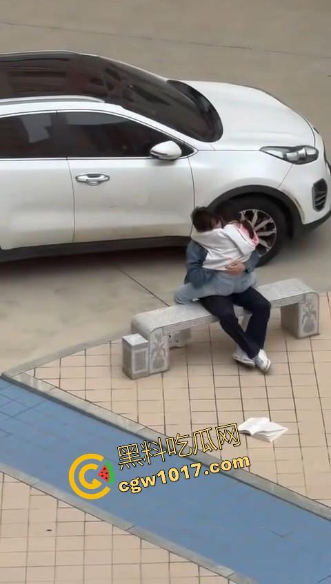 书扔到了地上，奶子握在了手里，从白天到黑夜，从4号楼到教学楼，广东海洋学院色情男女随机户外调教！-7