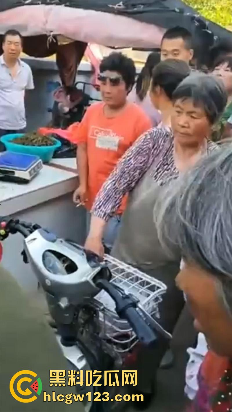 山东变态大叔穿女装，黑丝配连衣裙被识破翻车，群众当场围住摘掉假发，录视频将其曝光！-2