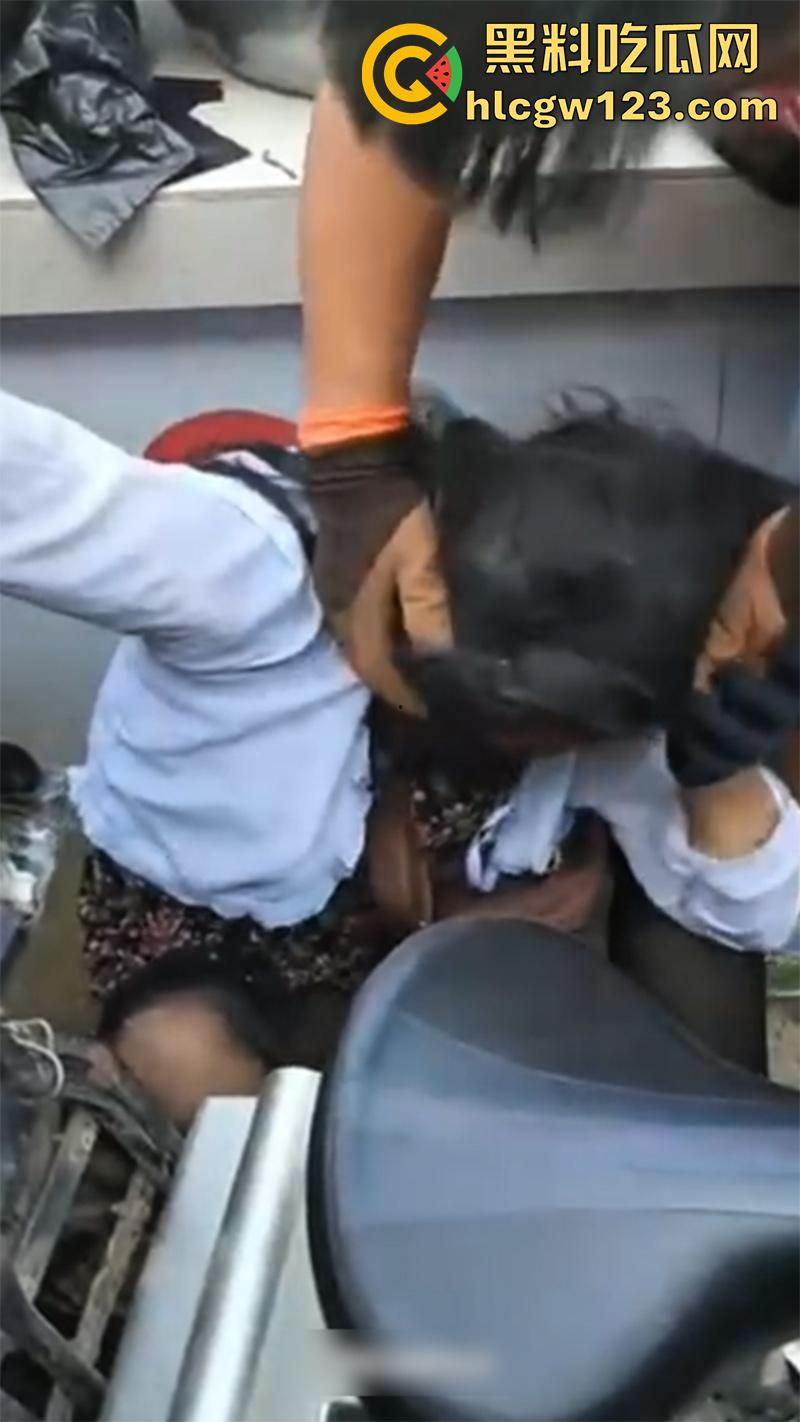 山东变态大叔穿女装，黑丝配连衣裙被识破翻车，群众当场围住摘掉假发，录视频将其曝光！-5