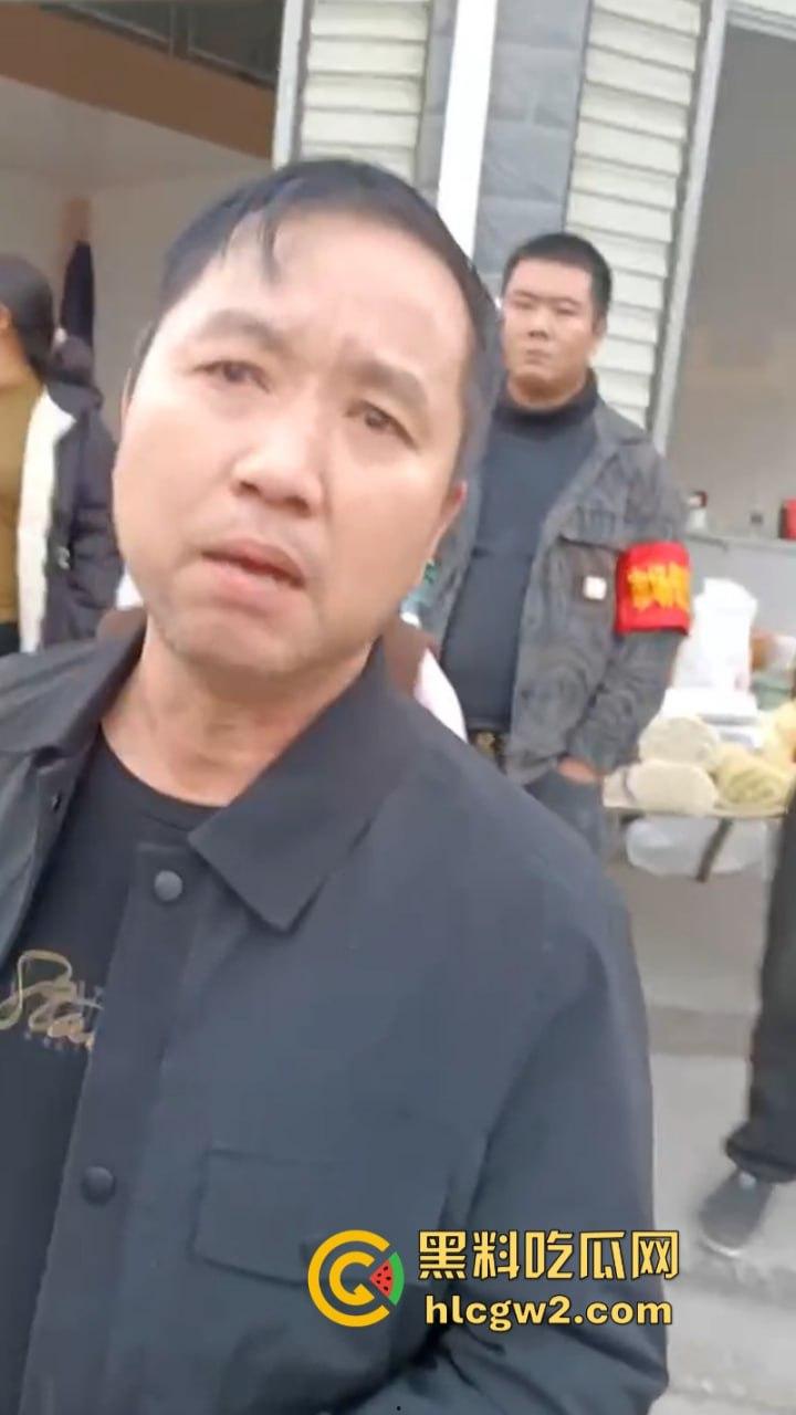 无业游民变身市场管理者？胡作非为乱收费 怀化辰溪县集贸市场管理员违法要钱被大妈一顿嘴仗攻击 都蔫逼了-3