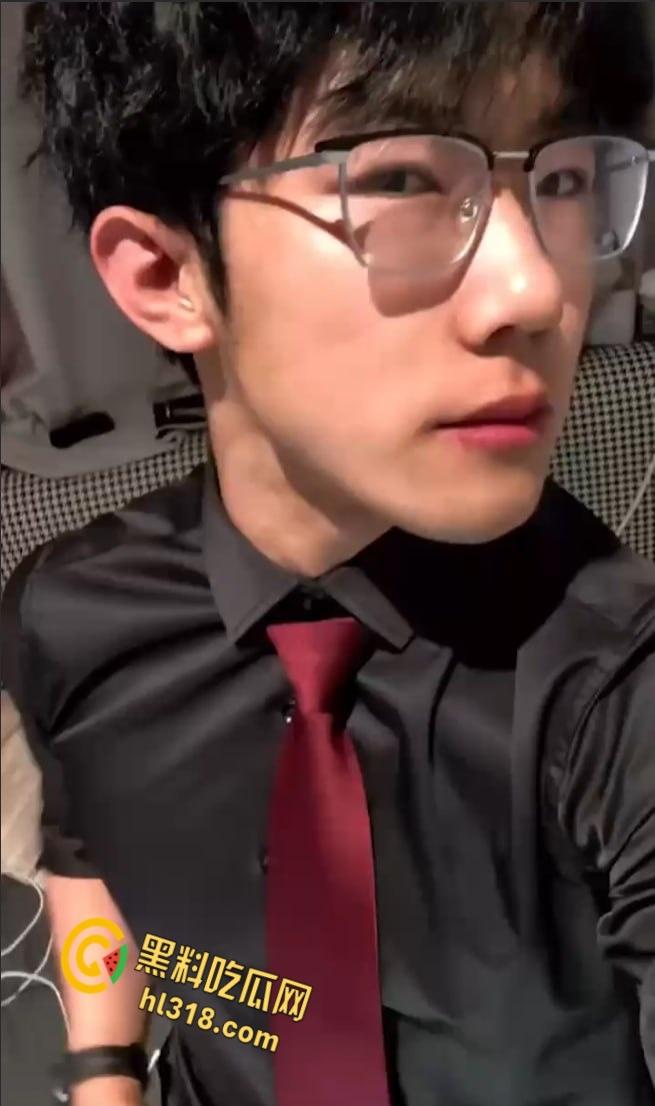 抖音肌肉猛男网红【友哥】,富婆定制撸管视频曝光,面对镜头带上标志性的墨镜,开始激情撸管 !-3