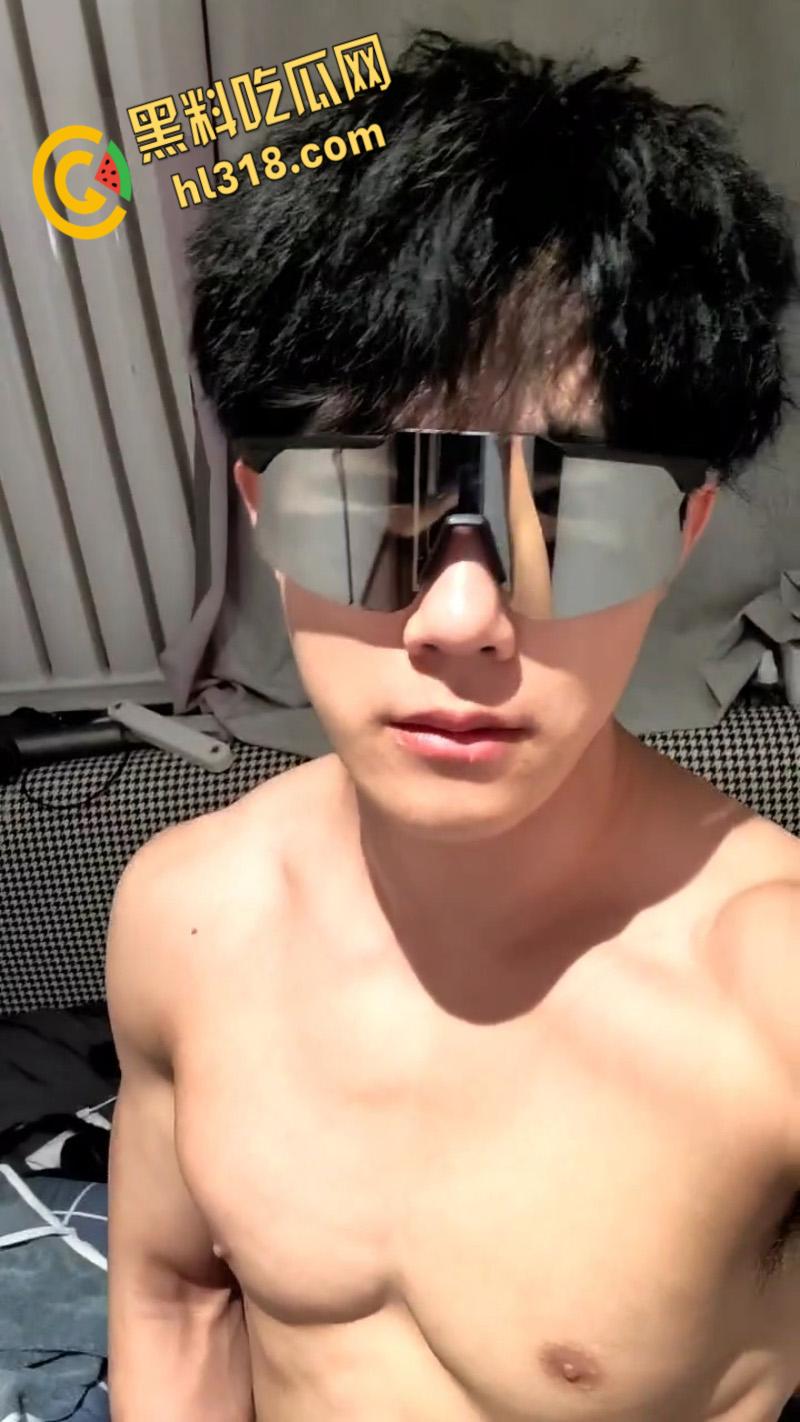 抖音肌肉猛男网红【友哥】,富婆定制撸管视频曝光,面对镜头带上标志性的墨镜,开始激情撸管 !-4