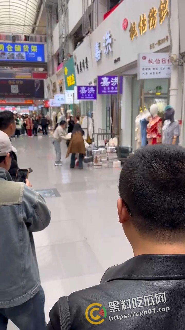 绍兴柯桥区市场捉奸大战 风韵犹存的原配大战正当妩媚的小三 是什么样的男人能操这两个逼-6