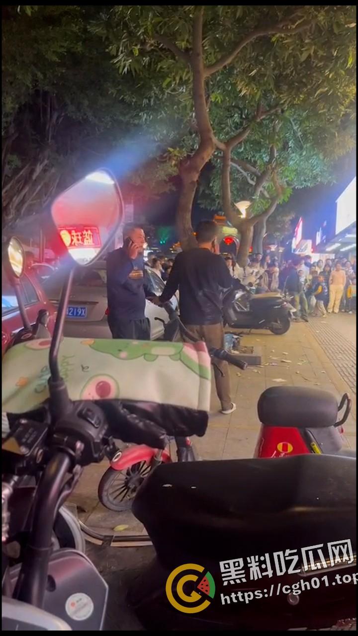 汕头潮阳东山公园 女子出轨被老公发现来捉奸 第三者藏在店里不出来 炸裂现场-5