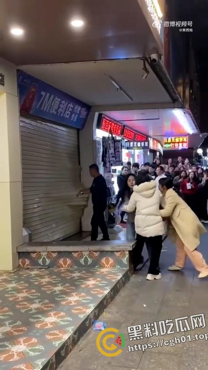 汕头潮阳东山公园 女子出轨被老公发现来捉奸 第三者藏在店里不出来 炸裂现场-8