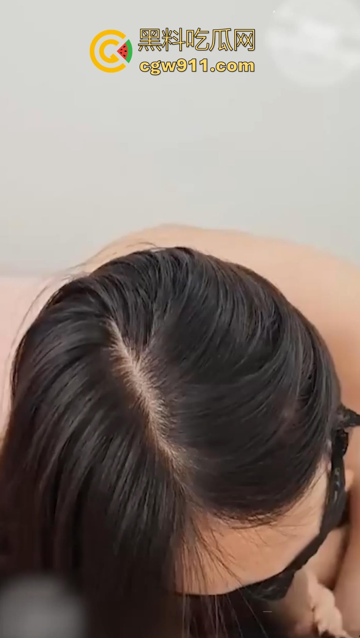 调教饥渴嫂子，咬着大哥已经射满的套，把精液当润滑油用，边操边大声淫叫，这还真不是一般的骚！-7