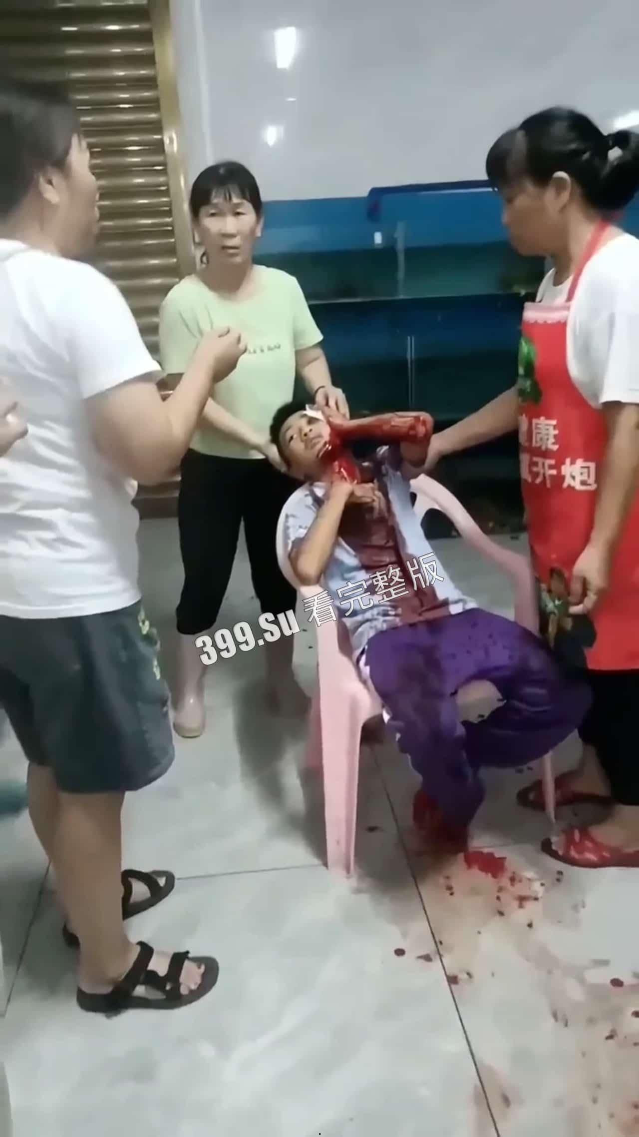 6.30晚 海南 疯子街头随机砍人事件 连捅12人 七岁小孩都不放过  被路人合力抓住时还口出狂言-2