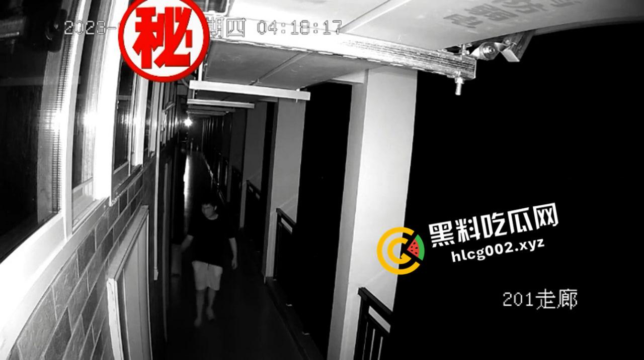 男子半夜潜入高校女生宿舍摸女学生  这是哪位瓜友 真敢做啊 现场监控流出-6