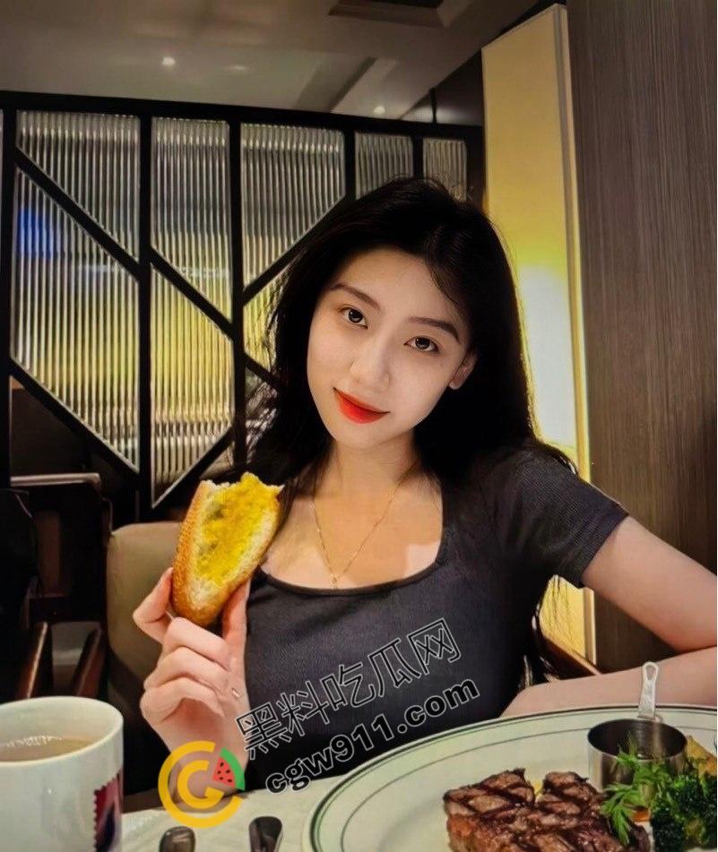 景德镇女神【刘晓丽】约炮激情流出！黑色情趣套装暴露完美身材，乳波臀浪妖娆至极！-1