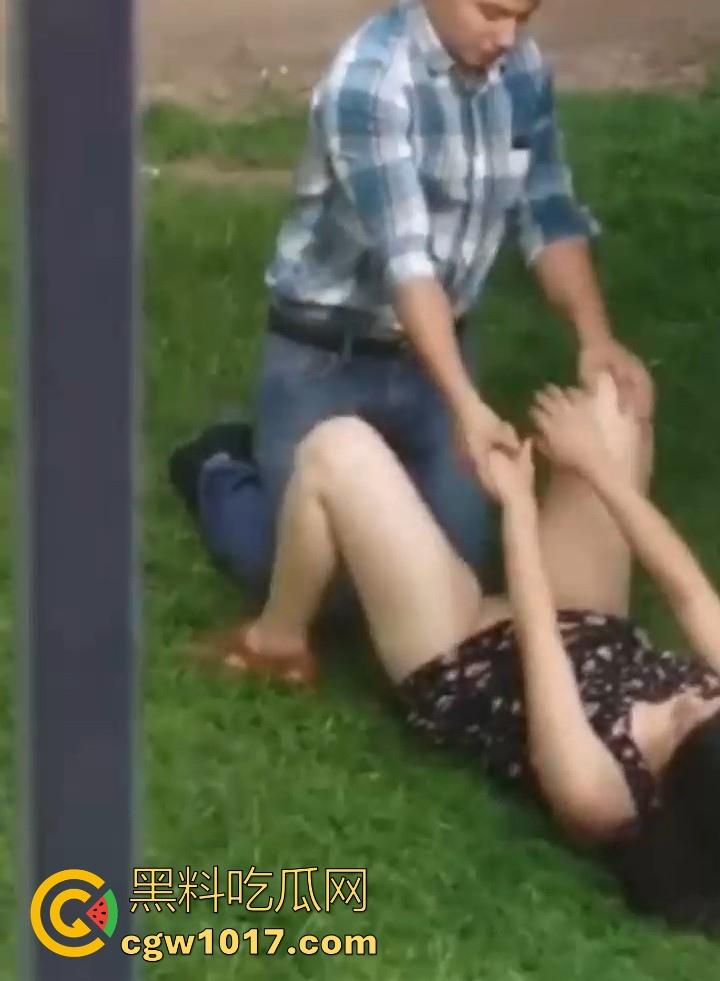 海外优雅绅士大白天上演草坪舔逼！从来没见过如此嚣张饥渴的老外，敞开双腿按着男主的头猛擦，离谱又刺激！-5