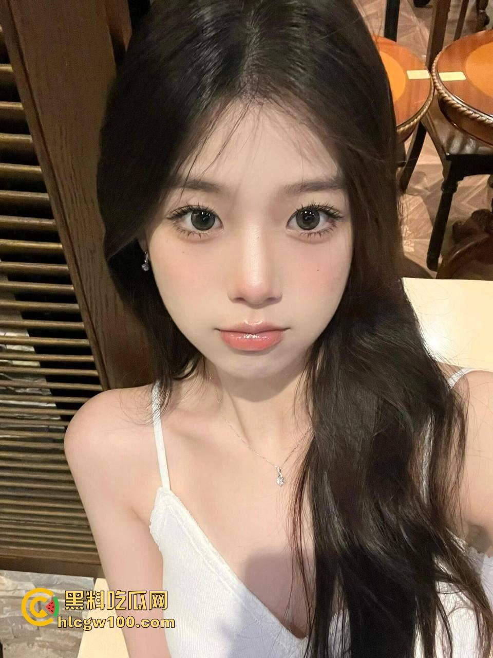 小情侣停车场光着屁股现场造人，野战玩得飞起，邻居拍视频爆出裤子都没脱利索就开干，这也太饥渴了吧！-1