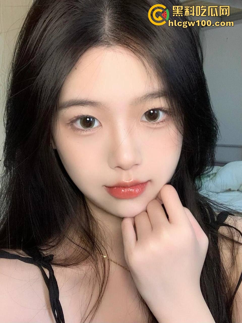 小情侣停车场光着屁股现场造人，野战玩得飞起，邻居拍视频爆出裤子都没脱利索就开干，这也太饥渴了吧！-5