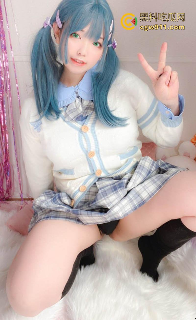 海外巨乳网黄博主【里奥娜·艾斯】COS百变少女自慰，蓝发双马尾水手服，H大奶掰穴自慰，这身材比列真的爱了！-1