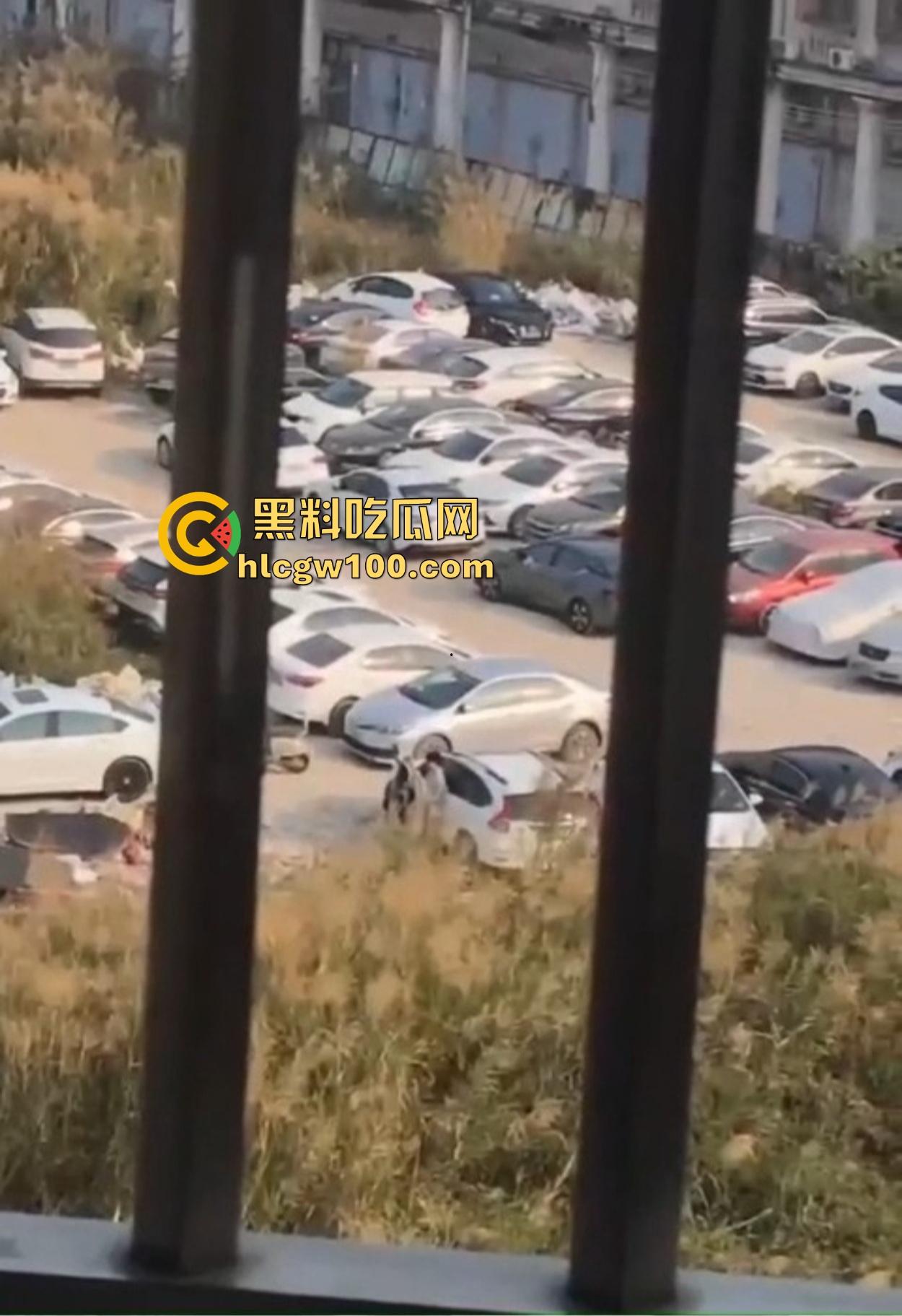 小情侣停车场光着屁股现场造人，野战玩得飞起，邻居拍视频爆出裤子都没脱利索就开干，这也太饥渴了吧！-7