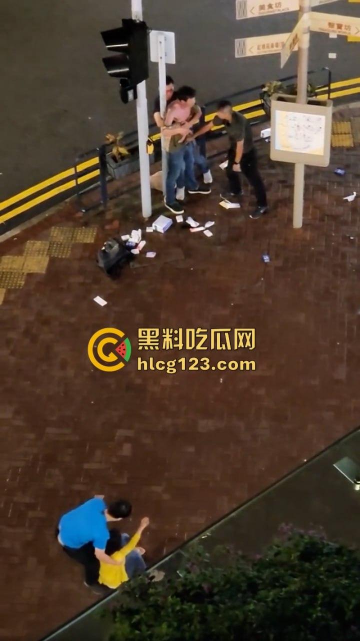 小偷夫妻挺猖狂！【黄埔新天地AEON】惊现“拿”货男女 被保安当众“打包”带走 丢人丢到家了！-7