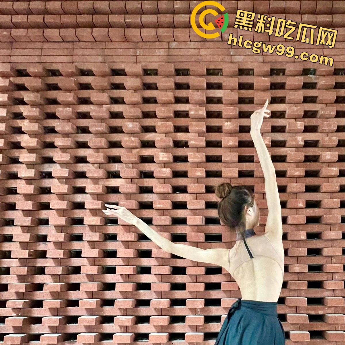 北体学院舞蹈老师【宋欣】学生心中的女神沦为主人的精盆母狗，一字马体位操逼不敢想有多爽-1