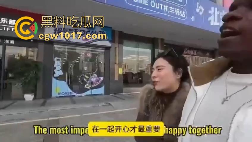 非洲黑猩猩挑战来中国相亲，没彩礼没样貌纯靠大屌跟黑皮肤加持，万万没想到啊，真有骚逼马桶排队送温暖啊！-8