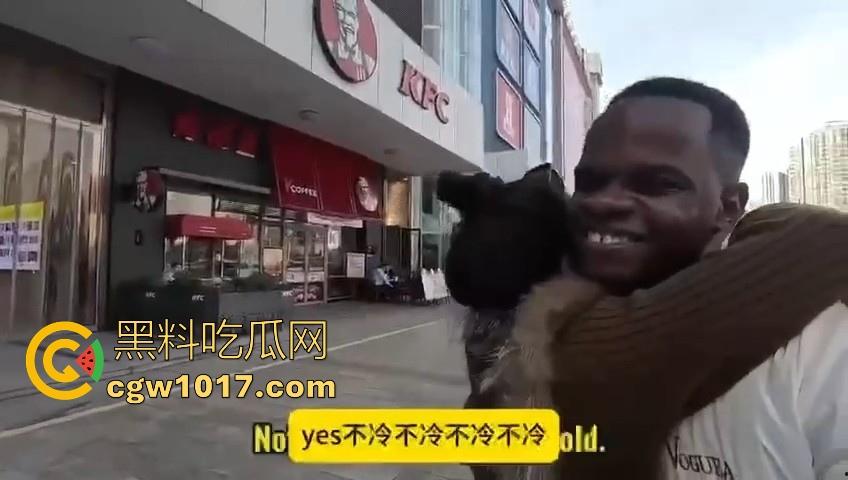 非洲黑猩猩挑战来中国相亲，没彩礼没样貌纯靠大屌跟黑皮肤加持，万万没想到啊，真有骚逼马桶排队送温暖啊！-10