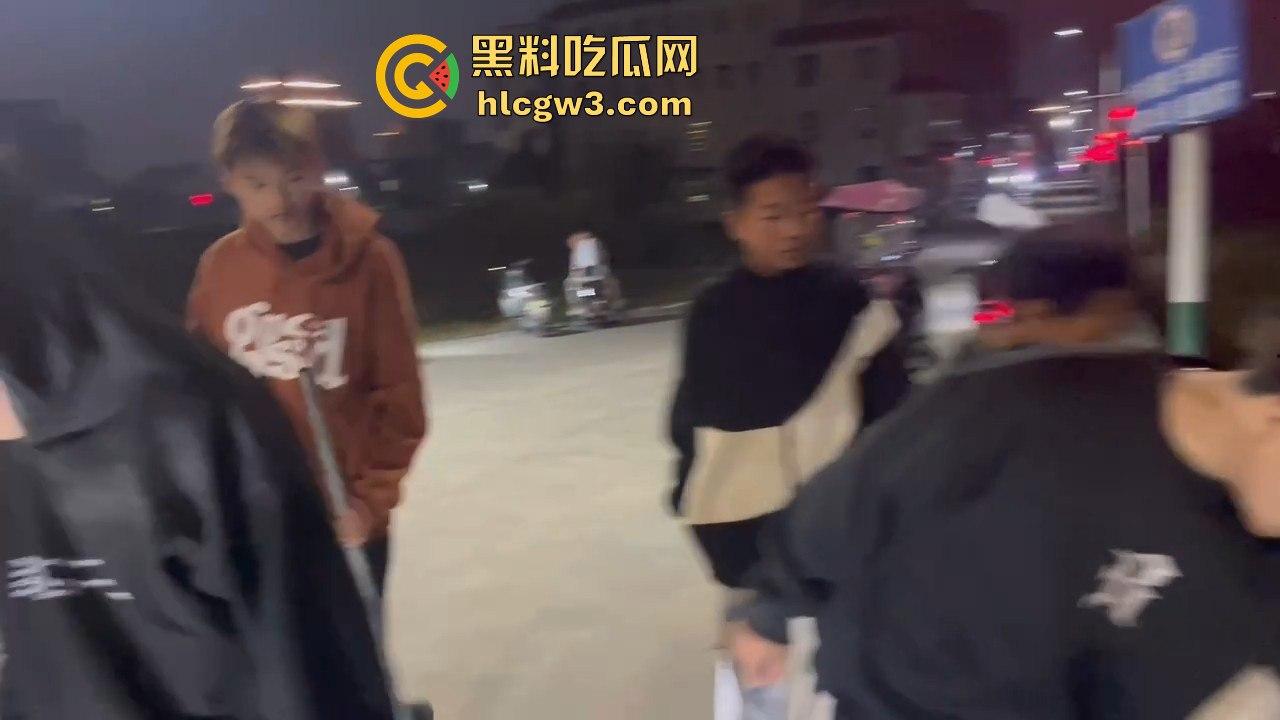 山东精神小伙玩暴力摩托，鬼火少年骑着鬼火拿着砍刀西瓜刀青龙偃月刀，撞死这群杂碎简直为民除害！-9