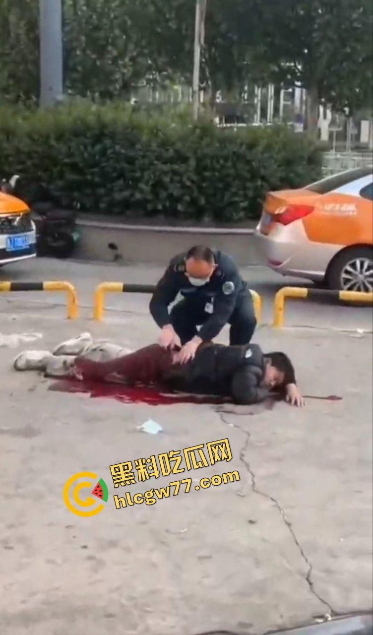 泰安万达精神小伙嚣张群殴致死！不让拍照还挑衅，血流成河把警察吓得腿软！-4