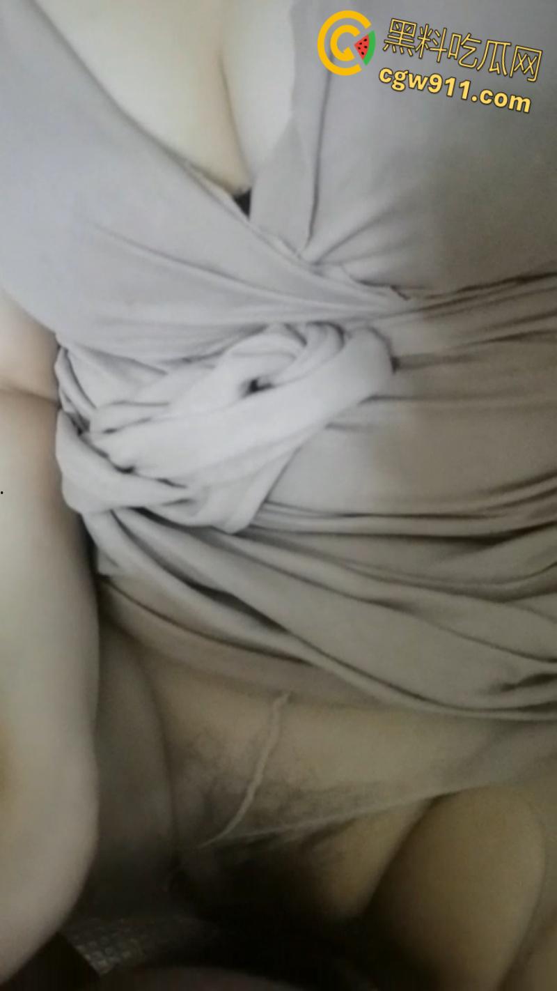 趁小姨子熟睡掀裙玩骚穴，反差母狗吓醒求口爆，撕开丝袜肥肥的骚穴死死夹住大屌，跪地口爆吞精！-5