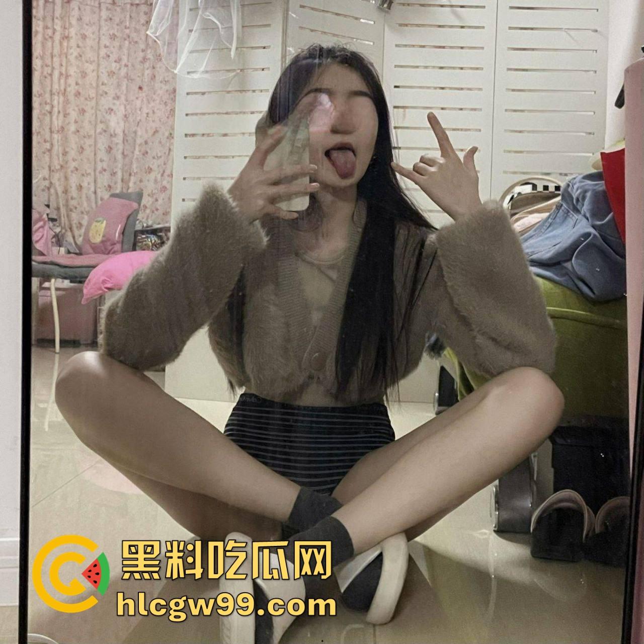 推特极品福利姬【小熊驾驶员】金主定制福利视频流出，扣穴揉奶骚得像个魅魔，眼神勾人到炸裂！-1