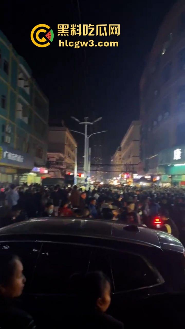 广东大批民众怒砸收费亭 官方被迫宣布取消收费-5