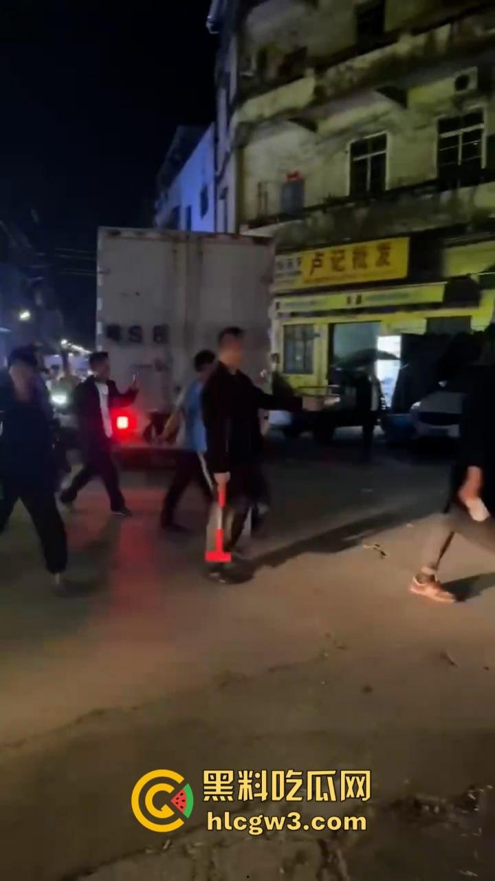 广东大批民众怒砸收费亭 官方被迫宣布取消收费-7