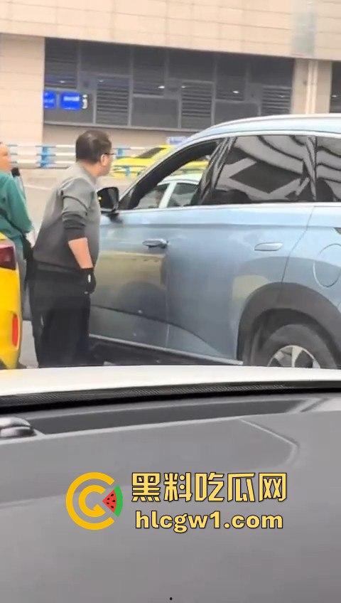 重庆沙坪坝黄色法拉利剐蹭私家车不算，还把车主揍得满地找牙！-2