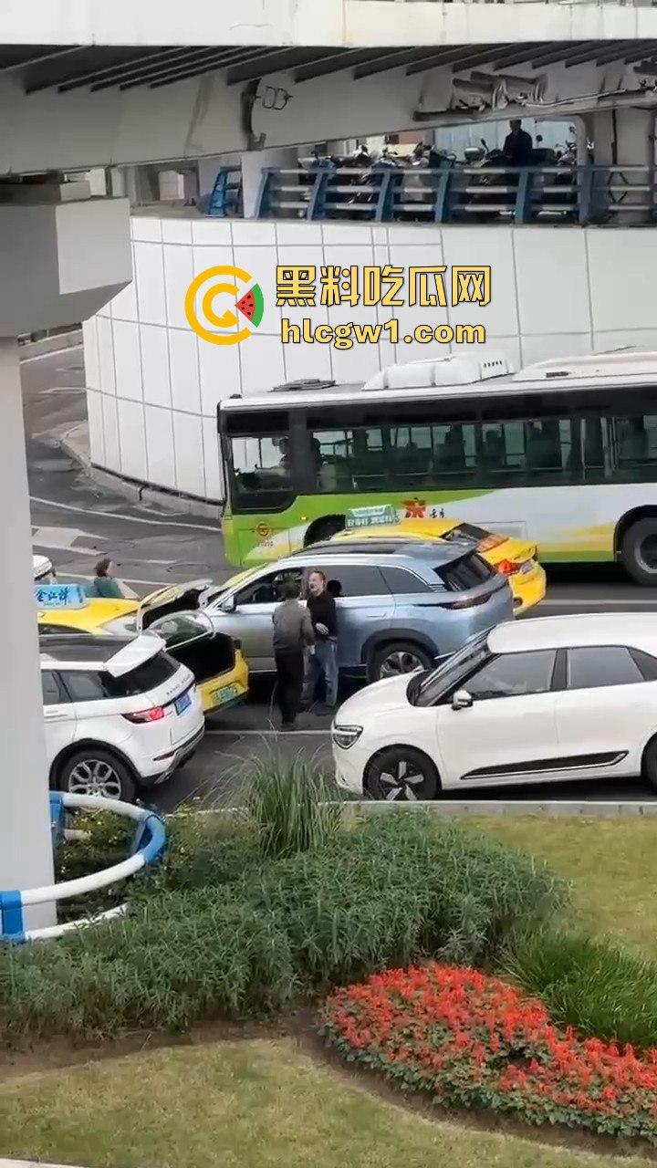 重庆沙坪坝黄色法拉利剐蹭私家车不算，还把车主揍得满地找牙！-8