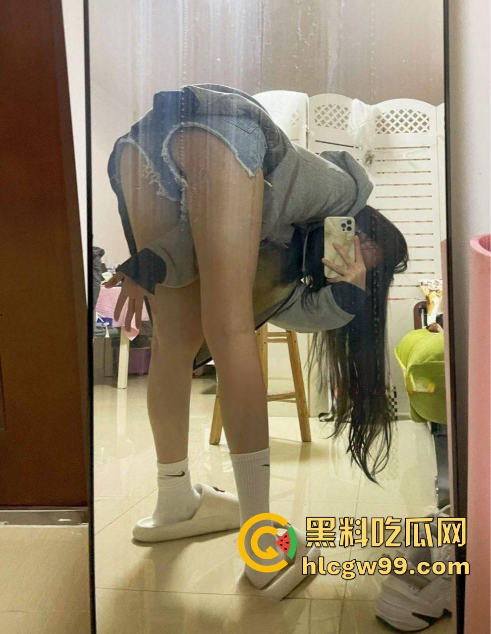 推特极品福利姬【小熊驾驶员】金主定制福利视频流出，扣穴揉奶骚得像个魅魔，眼神勾人到炸裂！-35