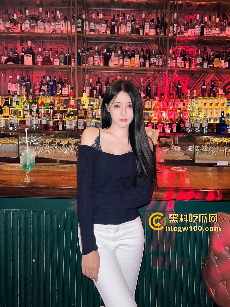 山西青岛艺校校花【王芳】被金主调教成骚母狗，嫩穴扩张自慰口交无套后入不停，金主屌真大到无敌了？-6