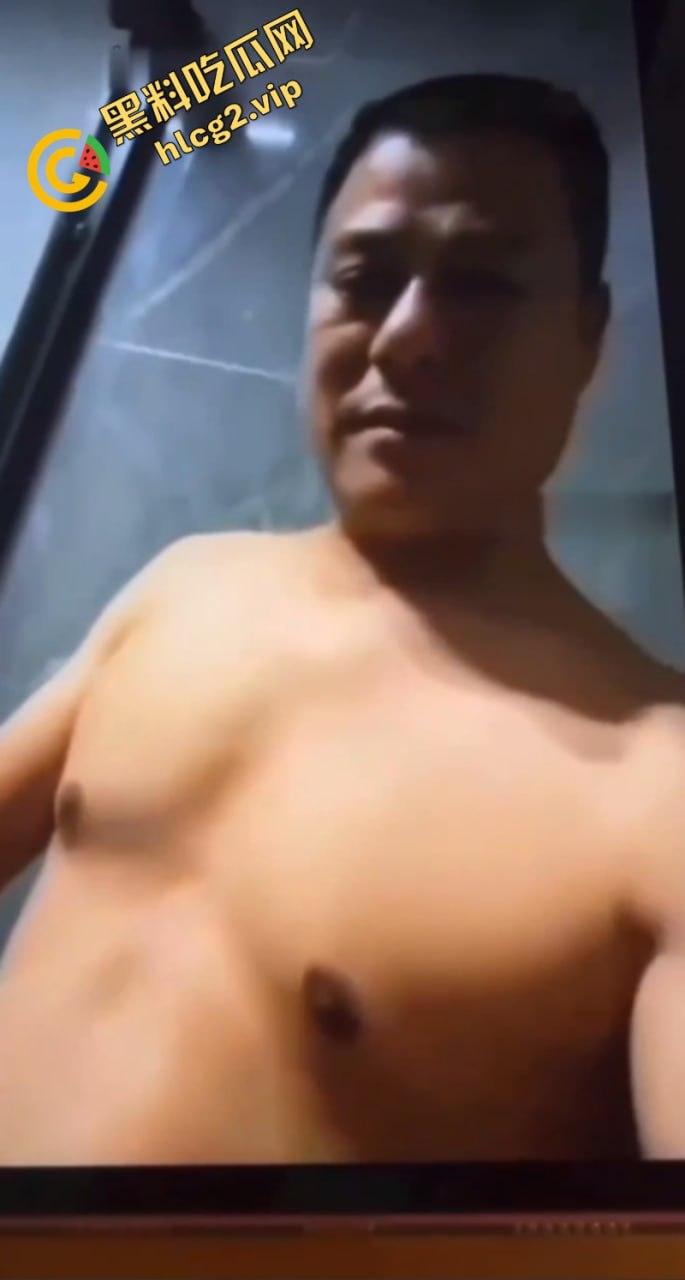 老瓜新吃！小杨哥爸爸深夜聊骚露鸡巴 视频误发业主群 网友直呼辣眼睛-9