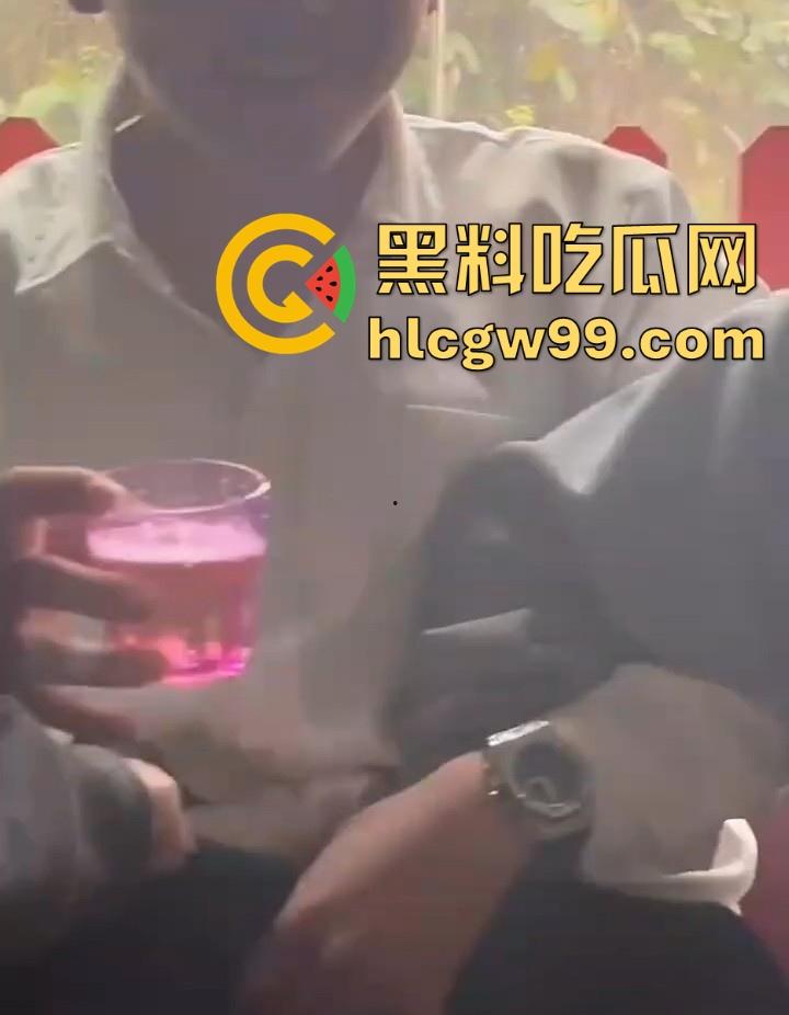 两小仙女在餐桌上抢着摸男人鸡巴,当众掏出鸡巴撸管,正所谓旱的旱死,涝的涝死。-2