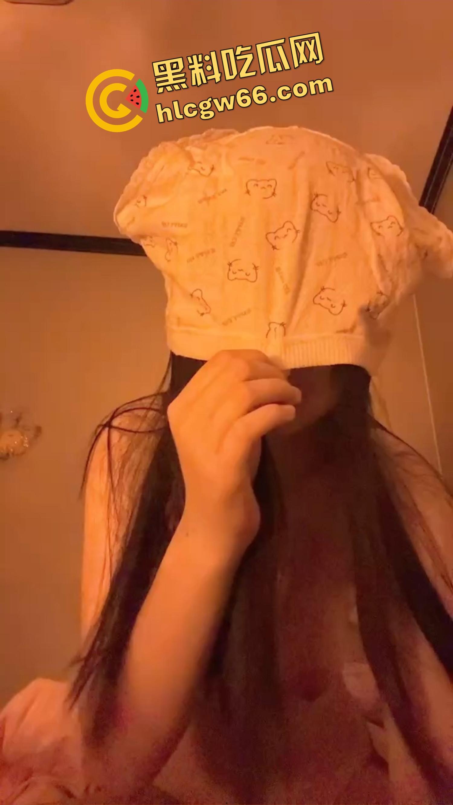 网调馒头奶反差婊【孙雪蕾】娇小骚货天天求操，线下实战给你主动开腿开逼开嗓子，操到她崩溃求饶！-6