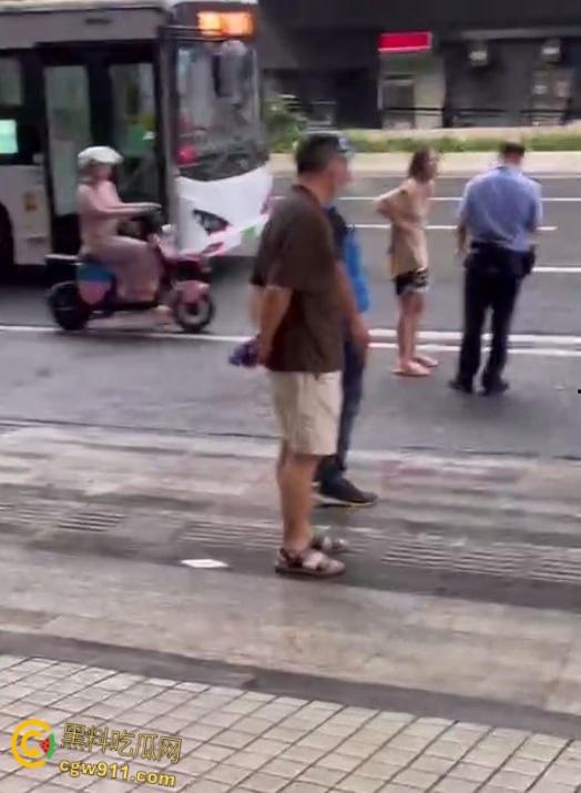 女人打架街头冲突，头发扯下现场惊人，两名警察介入劝阻仍不管用，直接将疯癫女子手铐绑住 !-4