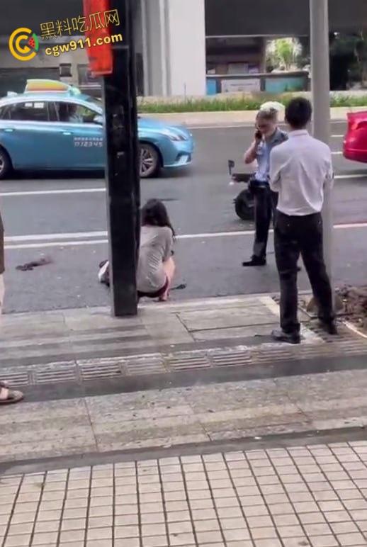 女人打架街头冲突，头发扯下现场惊人，两名警察介入劝阻仍不管用，直接将疯癫女子手铐绑住 !-6