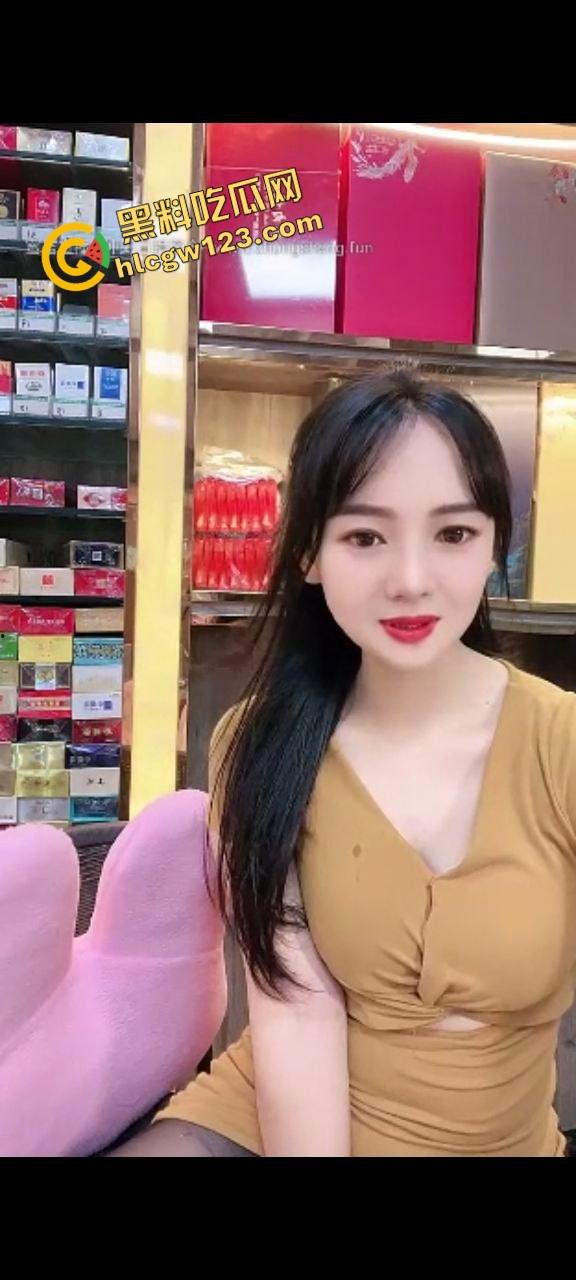 烟台烟酒店少妇老板娘，门面里直播自慰潮喷，喷湿一地成大水娃，卖不出酒就靠浪水吸客！-4