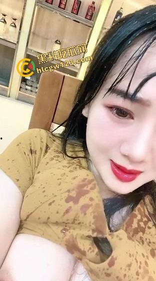 烟台烟酒店少妇老板娘，门面里直播自慰潮喷，喷湿一地成大水娃，卖不出酒就靠浪水吸客！-9